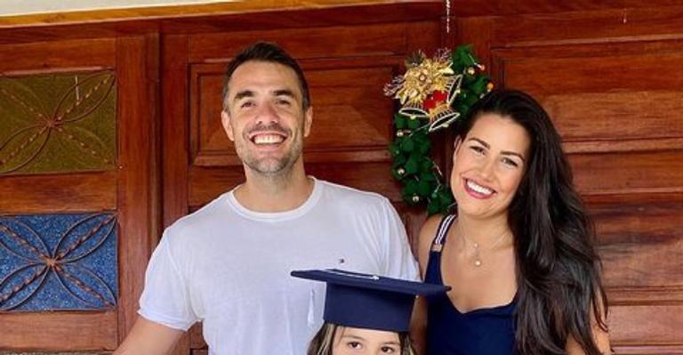 Ex-BBB’s Mariana Felício e Daniel Saullo celebram formatura de filha mais velha