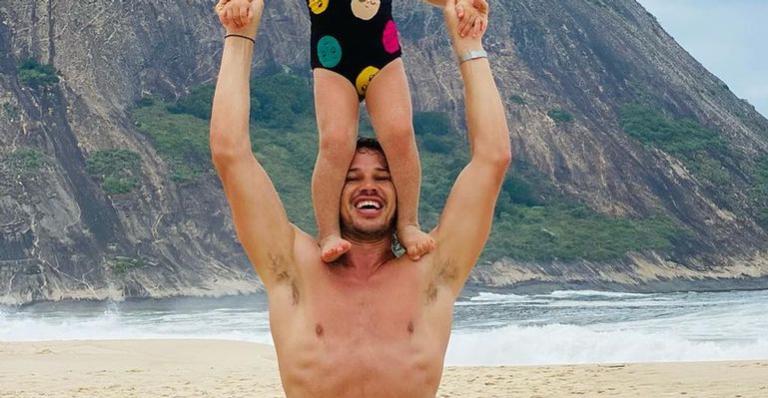 Na companhia da filha, José Loreto curte dia de praia e encanta fãs: ”Paizão”
