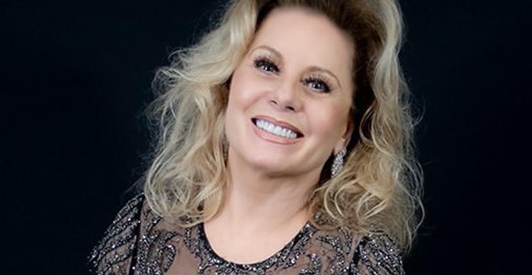 Sextou! Vera Fischer surge gatíssima aos 69 anos e mostra pernões torneados com vestido curtinho: “Pra vocês”