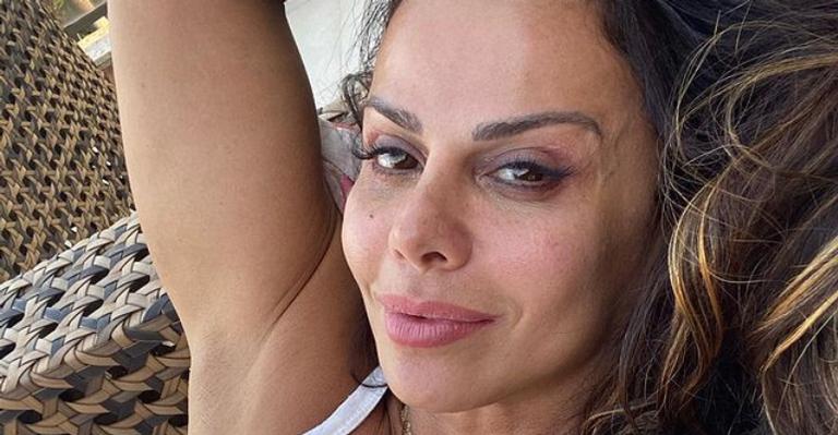 Viviane Araújo encanta fãs ao mostrar cabelos brancos em selfie: ”Sou feliz”
