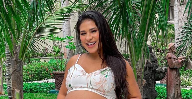 No quinto mês, Simone deixa barrigão gigantesco de fora em look fresquinho e impressiona fãs: ”Tá no limite!”
