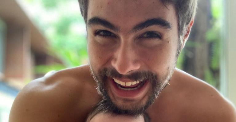 Que fofura! Rafael Vitti se aventura cortando os cabelinhos da filha, Clara Maria, e resultado diverte fãs: ”Uma princesa!”