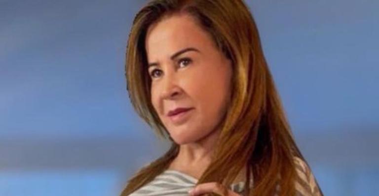 Zilu Camargo exibe boa forma com vestido curtinho e arranca suspiros: “Um espetáculo”