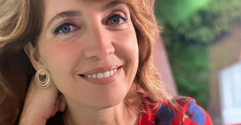 Em raríssimo clique, Poliana Abritta ganha chamego dos filhos trigêmeos e fãs cravam: ”A sua cara!”