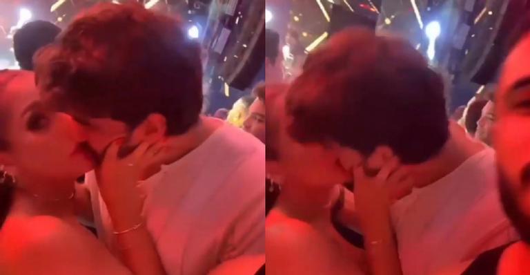 Ex-BBB Guilherme Napolitano é filmado aos beijos com influencer em festa de Carlinhos Maia