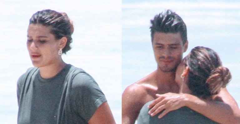 Filha de Flávia Alessandra surge em clima de romance com moreno gato em dia de praia