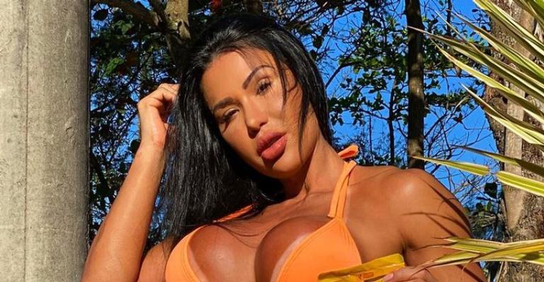 De biquíni micro, Gracyanne Barbosa exibe corpão musculoso e deixa web sem palavras: ”Que barriga é essa?”