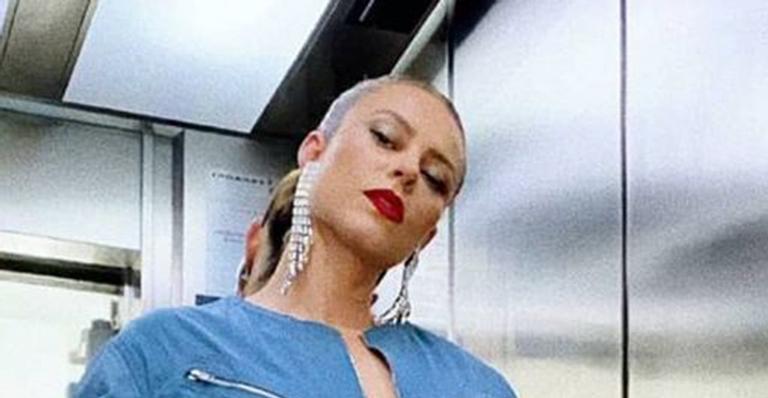 Em momento ousado, Paolla Oliveira surge com look sexy e causa em elevador: “Uma deusa”