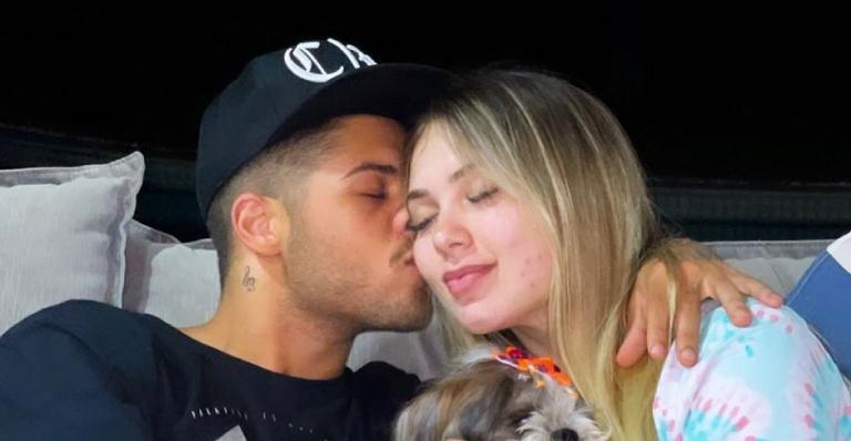 Grávida, Virginia Fonseca ganha carícias de Zé Felipe após alarme falso em teste de Covid-19: ”Como eu amo”