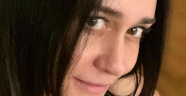 Belíssima, Alessandra Negrini passa a tesoura nos fios e surge com os cabelos curtos: “Abala o emocional de qualquer humano”