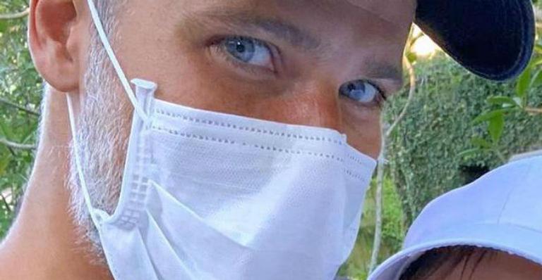 Fofura! Bruno Gagliasso registra passeio ao ar livre com o caçula, Zyan: “Primeiro cooper na vida”