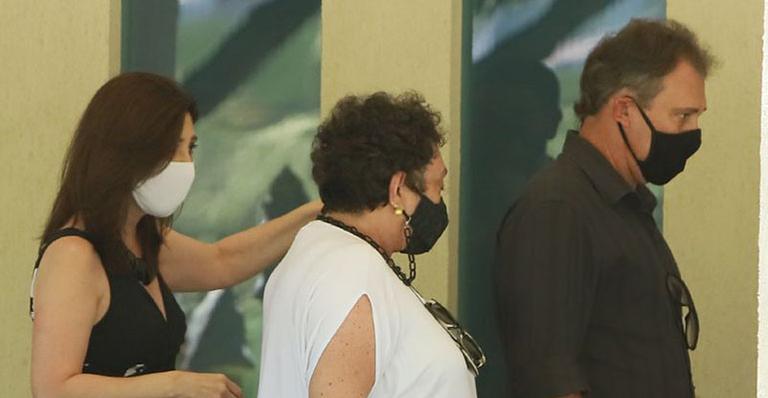 Unidos, filhos de Nicette Bruno surgem abalados ao prestarem as últimas homenagens para a mãe