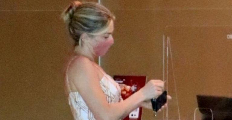Ela cresceu! Em momento raro, Grazi Massafera deixa salão de beleza ao lado da filha que aparece grandona