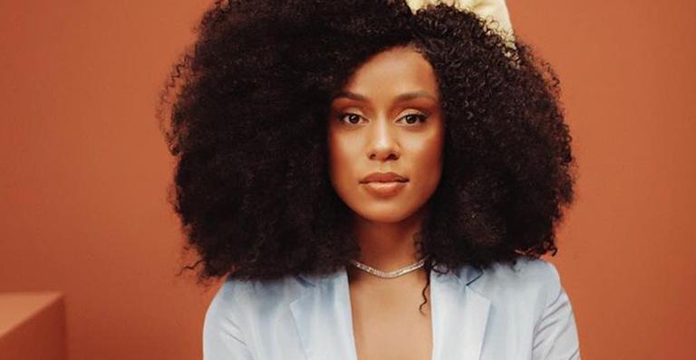 MC Rebecca radicaliza o visual e surge com cabelo raspado e platinado: “Estou sem palavras”