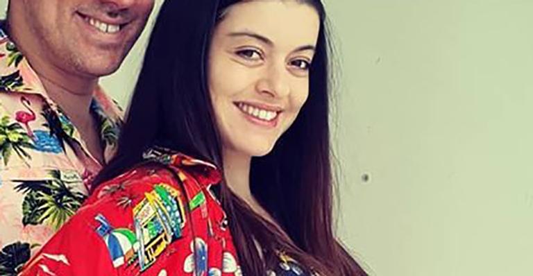 Patrícia Cardoso surge agarradinha com Marcelo Adnet em foto durante o parto: “Melhor papai do mundo”