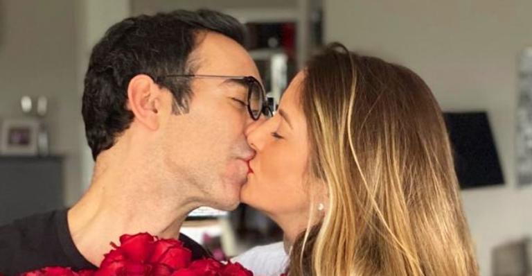 Longe das telinhas, César Tralli faz declaração apaixonante para a esposa, Ticiane Pinheiro: ”Vejo flores em você”