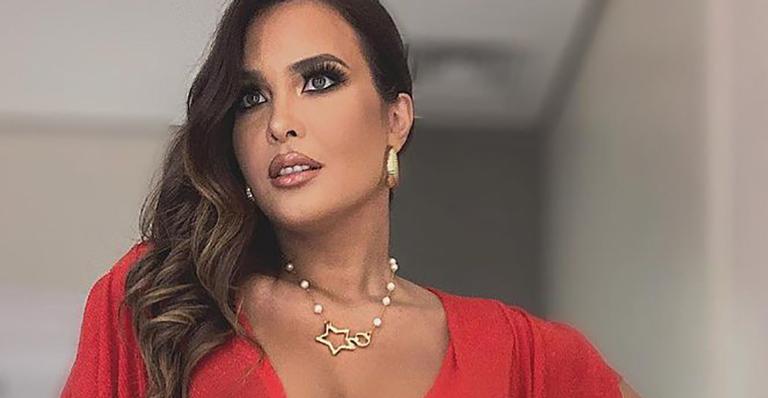Geisy Arruda levanta a mini saia e deixa bumbum à mostra em ensaio sensual de Natal: “Mãe Noel tá on”