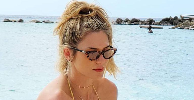 De biquíni fio-dental de lacinho, Lívia Andrade surge exibindo seu corpão aos 37 anos: “Bumbum lisinho”
