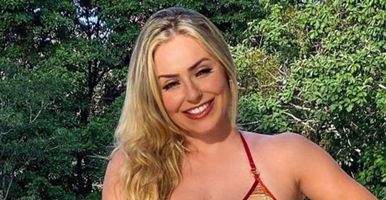 Ex-BBB Paula von Sperling edita a cintura em foto de biquíni e fãs detonam: “Não precisa disso”