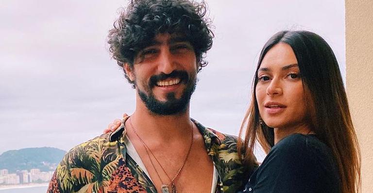Thaila Ayala transforma buquê de seu casamento em escultura de ouro: “Eternizei esse momento especial”