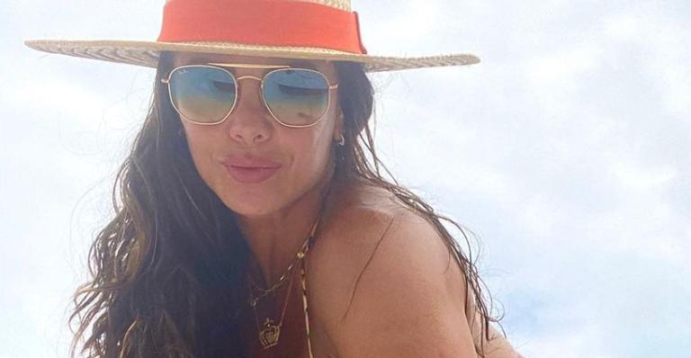 Abusada, Viviane Araújo arrasa fãs em novo clique de biquíni e pernões musculosos impressionam: ”Esculpida”