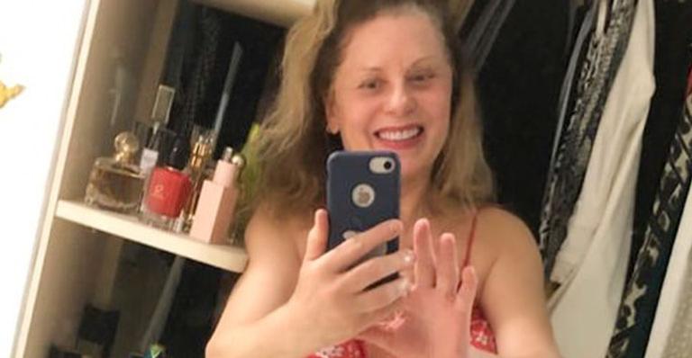 Aos 69 anos, Vera Fischer surge de top e shortinho e deixa barriga sequinha de fora: ”Dia de faxina”