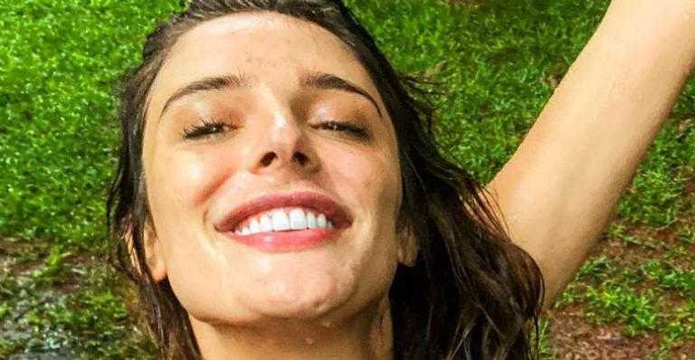 Após preocupar fãs com magreza, Rafa Brites ostenta abdômen sarado em banho de chuva: “Meu corpo é assim”