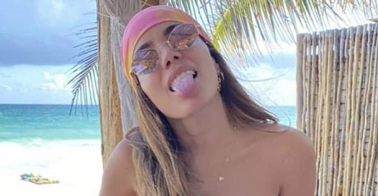 De biquíni asa delta, Anitta mostra corpo exuberante ao ir à praia e agrada fãs: “Cada dia mais gostosa”