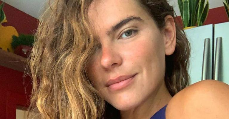 Deslumbrante, esposa de Cauã Reymond ostenta barriga sarada ao posar com top coladinho: “Tão, mas tão linda”