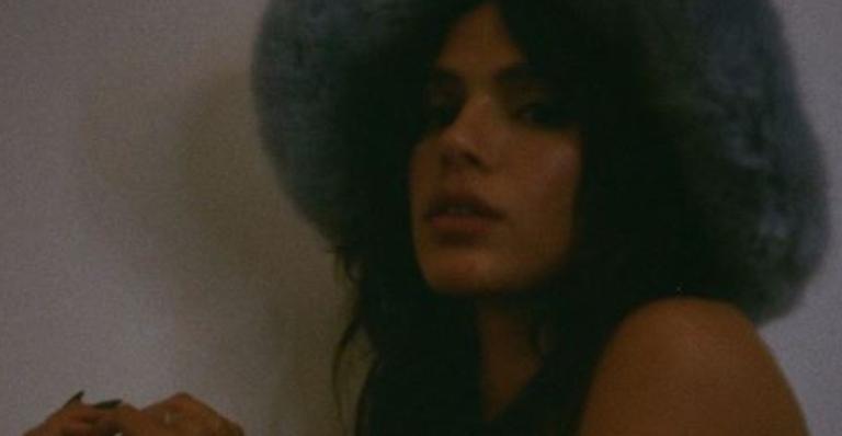 Ousadíssima, Bruna Marquezine surge soltinha ao protagonizar ensaio de topless: ”Perfeição”