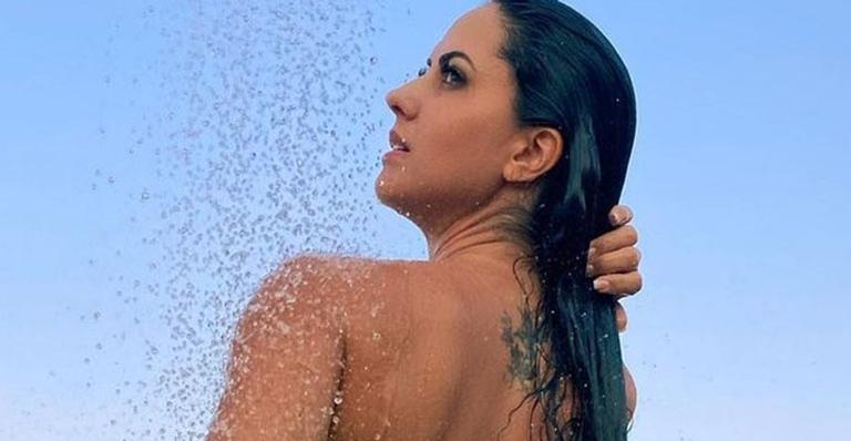 Com biquíni atoladinho, noiva de Zezé di Camargo toma chuveirada em momento quente: “O que eu precisava”