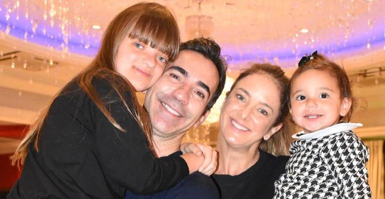 Completando 50 anos, César Tralli se emociona com presente especial da filha e enteada: ”Apaixonado”