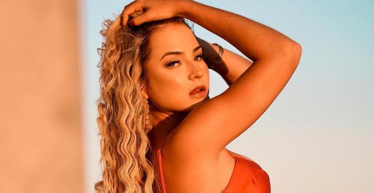 Ao pôr do sol, x-BBB Gabi Martins empina o bumbum generoso impressiona em clique de biquíni: ”Deusa”