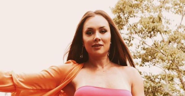 Juju Salimeni deixa tanquinho rasgado em evidência durante ensaio de biquíni e impressiona: ”Escultura!”