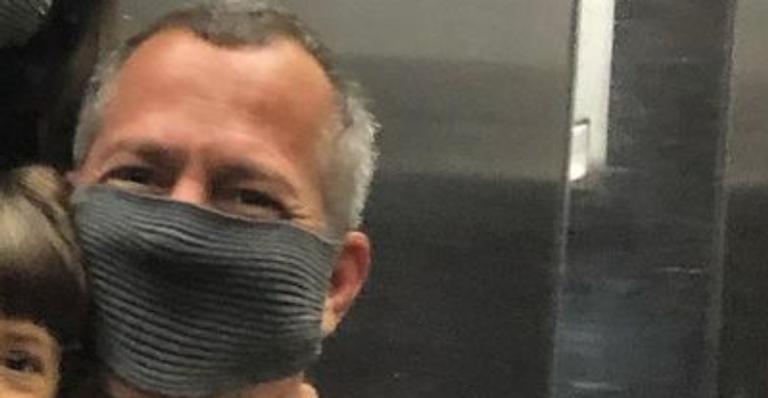 Papai coruja! Malvino Salvador vai às compras com as três herdeiras e beleza impressiona: ”Mocinhas!”