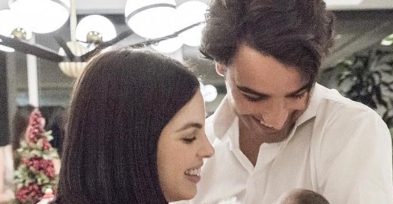 Sthefany Brito posa sorridente ao lado do maridão e do herdeiro e beleza do bebê impressiona: ”Mistura perfeita”