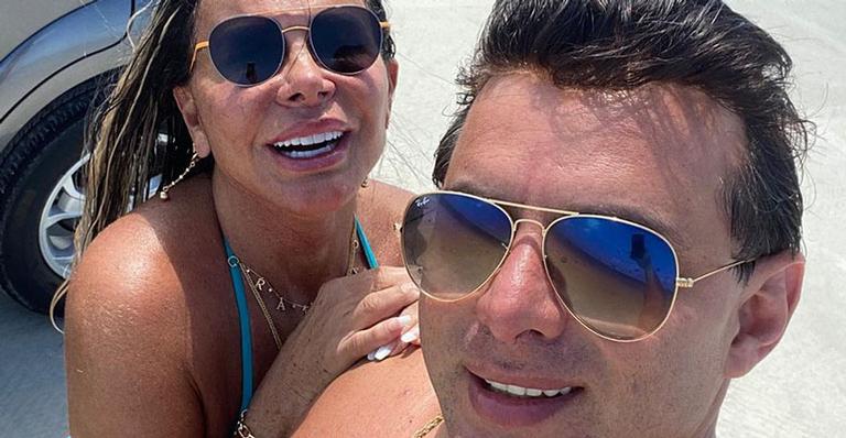 Aos 61 anos, Gretchen curte feriadão ao lado do marido usando biquíni fio-dental: “Melhor companhia”