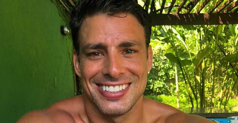 Sem camisa, Cauã Reymond ostenta corpo atlético e coleciona elogios