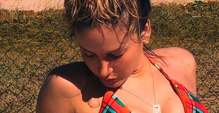 Claudia Leitte exibe barriga sequinha de biquíni e boa forma impressiona: “Três filhos e esse corpo”
