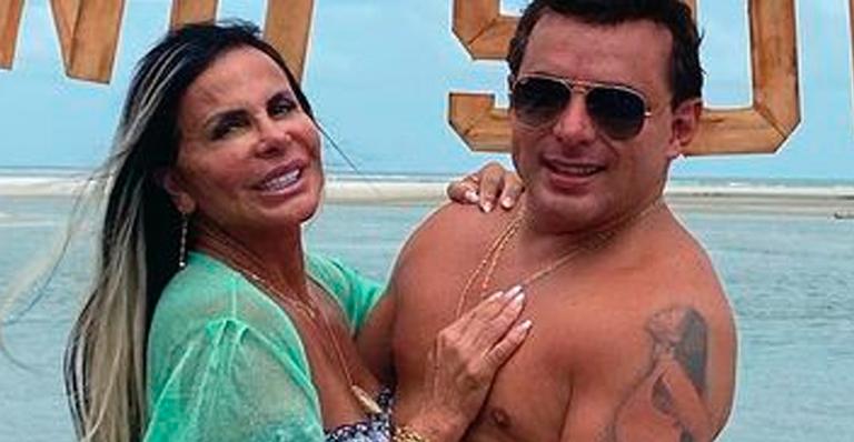 De biquíni cavado, Gretchen exibe virilha sarada e corpão ao lado do marido: “Casal feliz”