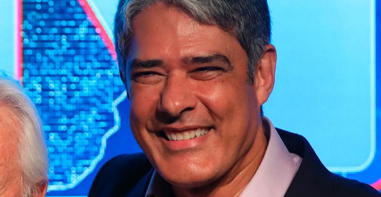 De folga, William Bonner é flagrado pela filha com barba gigante e brinca: “Com barba ou sem?”