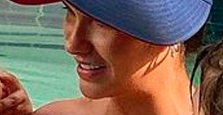 Ex de Gusttavo Lima, Andressa Suita curte banho de piscina com os filhos e reflete: “Uma mãe real”