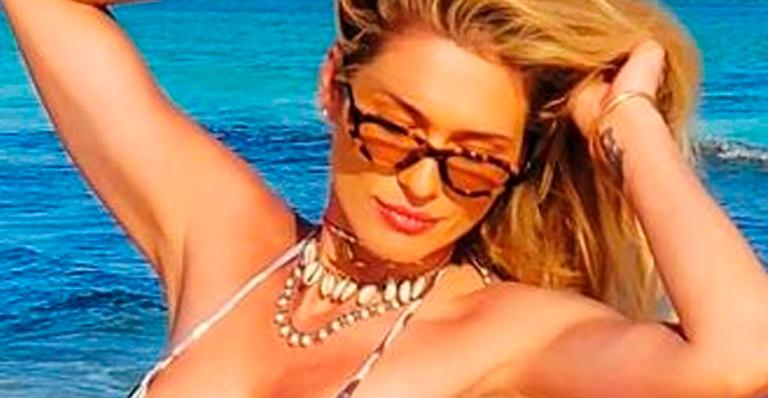 Lívia Andrade curte dia de praia com biquíni fio-dental e exibe corpão perfeito: “Deusa grega”