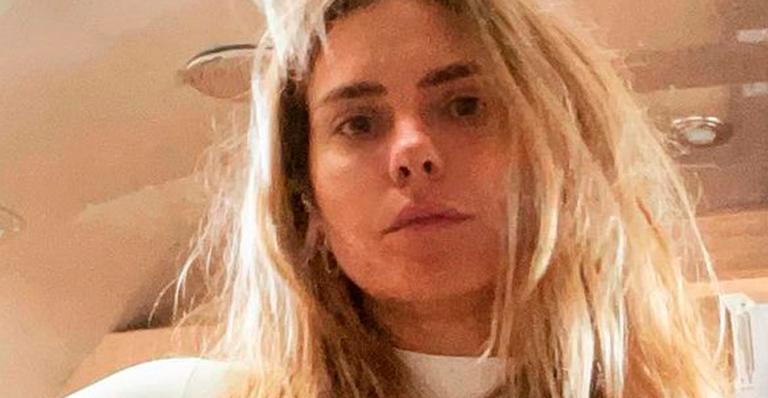 Aos 42 anos, Carolina Dieckmann lava louça de calcinha e seguidores reagem: “Tomou formol”