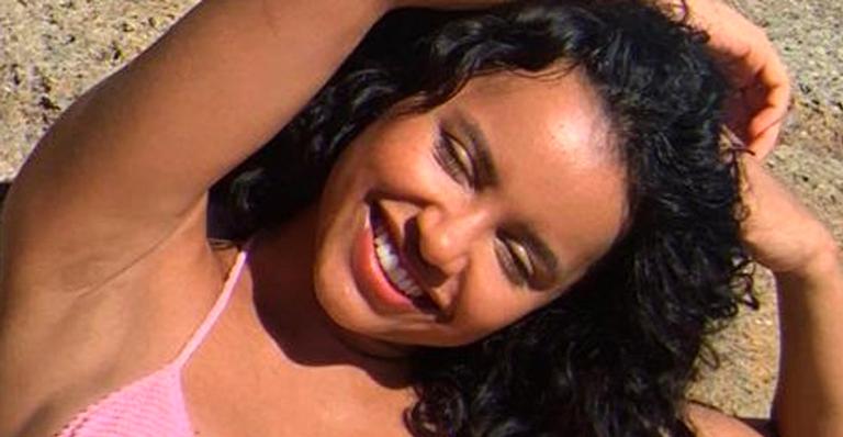 Ex-BBB Gleici Damasceno renova bronzeado de biquíni micro e exibe barriga trincada: “Belíssima”