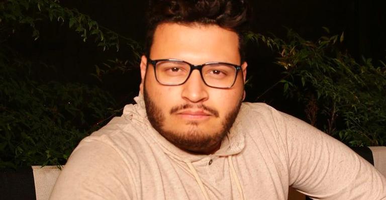 Ex-BBB Victor Hugo se pronuncia após ser barrado em vôo por causa da Covid-19: “Fiquei constrangido”