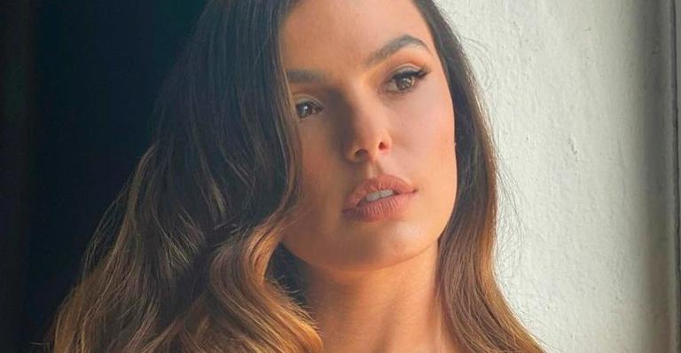 Isis Valverde embarca em jatinho milionário com o filho e ostenta na web: “Vida de rica”