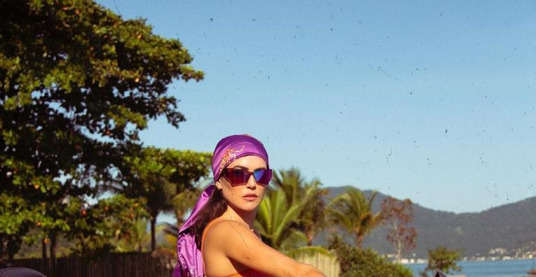 Deborah Secco surge de biquíni em quadriciclo, empina bumbum e coleciona elogios