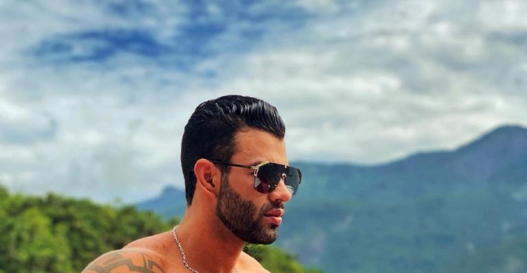 Gusttavo Lima surge pilotando lancha luxuoso e corpo trincado rouba a cena