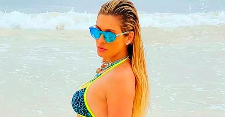Lívia Andrade empina bumbum com biquíni neon e coleciona elogios: “Surra de beleza”
